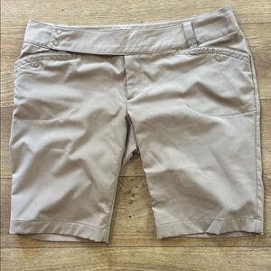 Under Armour Performance Size 8 Women’s Beige Bermudas